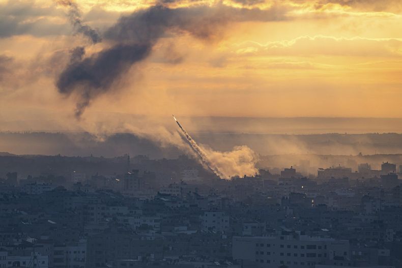 Cohetes son disparados hacia Israel desde la Franja de Gaza, el 7 de octubre de 2023. (AP Foto/Fatima Shbair)