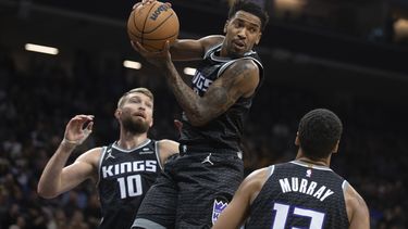 Harrison Barnes anota 30, Kings derrotan al Magic 136-111