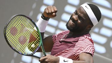 El estadounidense Frances Tiafoe celebra durante el partido de cuartos de final ante el italiano Lorenzo Musetti en el torneo de Stuttgart, el viernes 16 de junio de 2023. (Marijan Murat/dpa via AP)