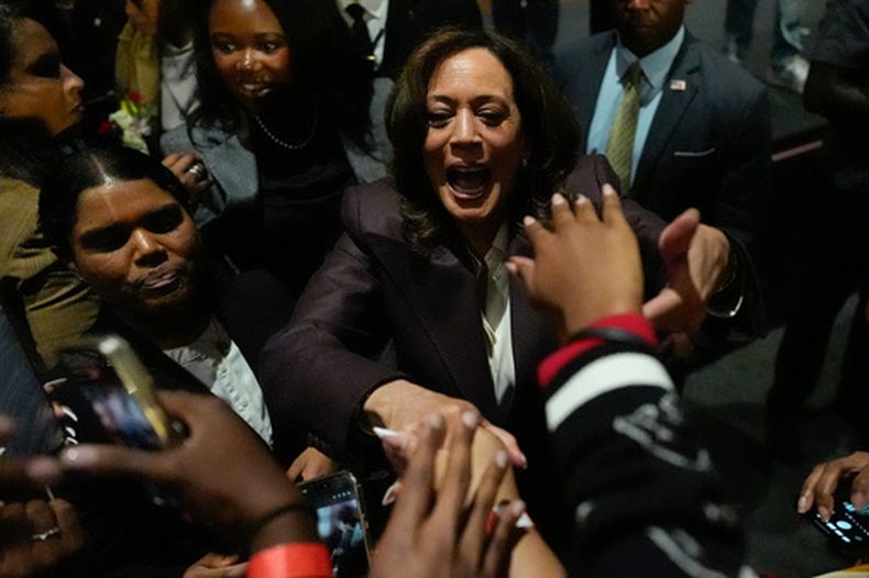 La ex vicepresidenta Kamala Harris saluda a la multitud en un evento de campaña en Atlanta, el 29 de octubre del 2026. (AP foto/Mike Stewart)