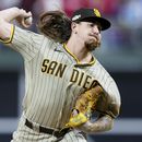 MLB investiga a Clevinger, acusado de agredir a mujer y bebé