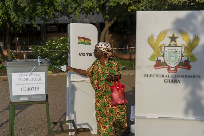 Una mujer deposita su voto en las elecciones generales en Acra, Ghana, el 7 de diciembre de 2024 (AP Foto/Jerome Delay)