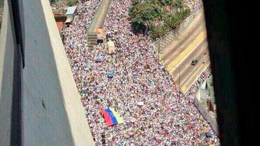americateve | Miles de personas se movilizaron en Caracas y en las principales ciudades del país, horas después de que se confirmara la muerte de un chofer por el ataque de colectivos chavistas. Diputada venezolana María Corina Machado es puesta en libertad tras retenc