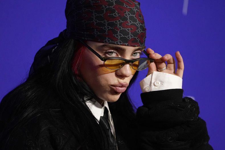 Billie Eilish llega a la 35a edición anual del Festival de Internacional de Cine de Palm Springs el 4 de enero de 2024, en Palm Springs, California. (Foto Jordan Strauss/Invision/AP)