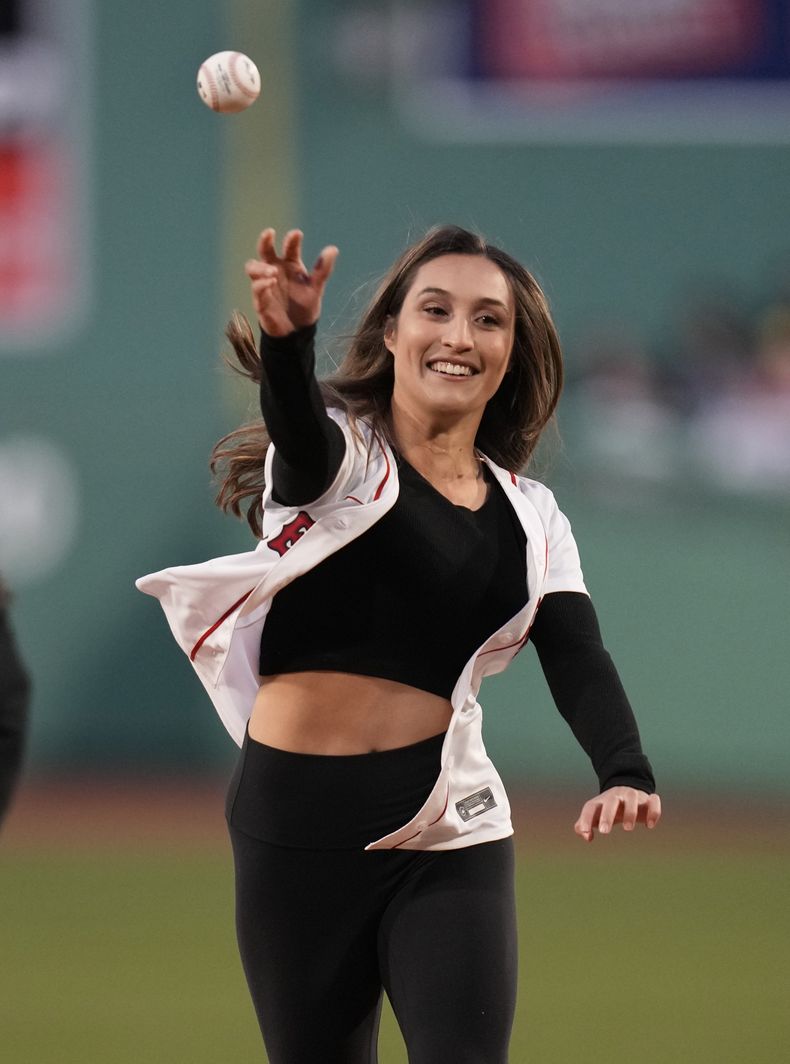 La futbolista graduada del MIT, Karenna Groff, lanza la primera bola antes de un partido de béisbol en Fenway Park, el lunes 3 de abril de 2023, en Boston. (AP Foto/Charles Krupa, Archivo)