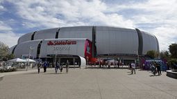 ARCHIVO – El exterior del State Farm Stadium antes del Super Bowl 57 de la NFL en Glendale, Arizona, el domingo 12 de febrero de 2023. (AP Foto/Adam Hunger, Archivo)