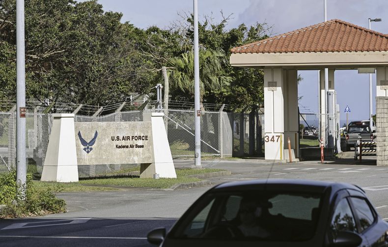 En esta imagen se ve la puerta de acceso a la Base Aérea Kadena en Okinawa, en el sur de Japón, el 12 de julio de 2024. (Juntaro Yokoyama/Kyodo News via AP)