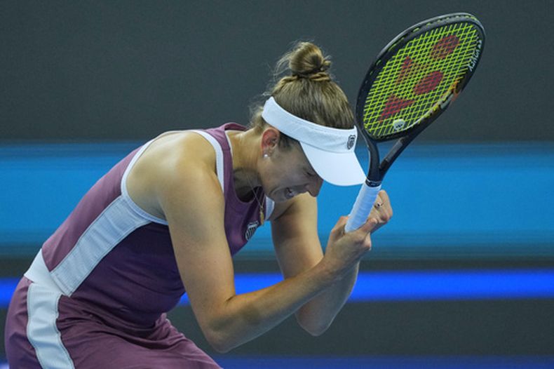 La tenista belga Elise Mertens celebra tras derrotar a la polaca Iga Świątek en los cuartos de final del partido de individuales femeninos del torneo de tenis Abierto de China en Pekín, el viernes 9 de octubre de 2026. (Foto AP/Achmad Ibrahim)