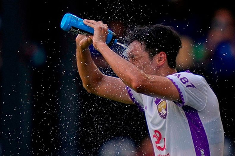 ARCHIVO - Park Yong-woo de Al Ain se refresca durante una pausa del partido contra Wydad AC en el Mundial de Clubes, el 26 de junio de 2025, en Washington. (AP Foto/Julia Demaree Nikhinson)