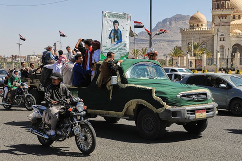 Una procesión fúnebre por un miembro de los hutíes caído, en Saná, Yemen, el 17 de octubre del 2026. (AP foto/Osamah Abdulrahman)