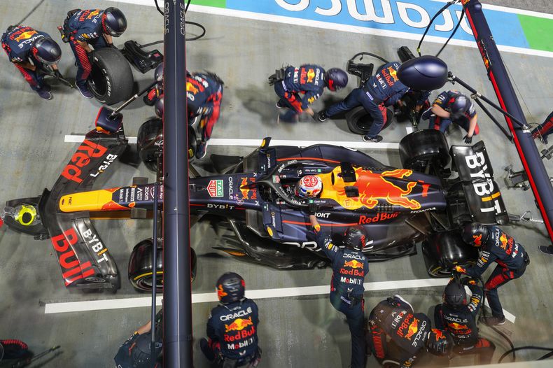 El Red Bull de Max Verstappen en la pite lane durante un cambio de neumáticos en el Gran Premio de Singapur, el domingo 17 de septiembre de 2023. (AP Foto/Vincent Thian)