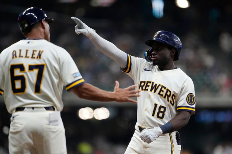 Luis Lara (18), de los Cerveceros de Milwaukee, hace un gesto tras conectar un sencillo productor durante la quinta entrada de un partido de béisbol contra los Piratas de Pittsburgh, el martes 4 de agosto de 2026, en Milwaukee. (Foto AP/Aaron Gash)