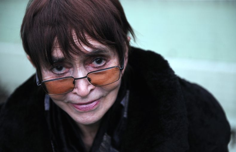 La directora checa Vera Chytilov&aacute; posa para un retrato en su casa en una fotograf&iacute;a del 2 de febrero de 2009. Chytilov&aacute;, una de las principales cineastas de la nueva ola de cine checoslovaco en la d&eacute;cada de 1960 ha muerto. Medi