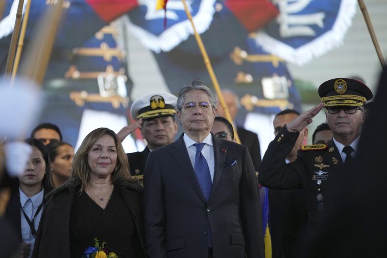 ARCHIVO - El presidente de Ecuador, Guillermo Lasso, en el centro, y su esposa, María de Lourdes Alcívar, a la salida del Consejo Nacional Electoral, en Quito, Ecuador, el 5 de febrero de 2023. Lasso enfrenta una iniciativa de juicio político en la Asamblea Nacional. (AP Foto/Dolores Ochoa, Archivo)
