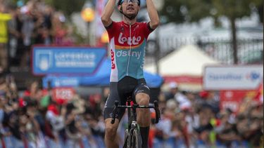 El danés Andreas Kron (Lotto Dstny) gana la segunda etapa de la Vuelta a España, el domingo 27 de agosto de 2023, en Barcelona. (Lorena Sopena/Europa Press vía AP)