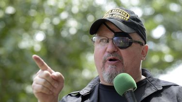 EEUU: Postergan juicio al líder de Oath Keepers; tiene COVID