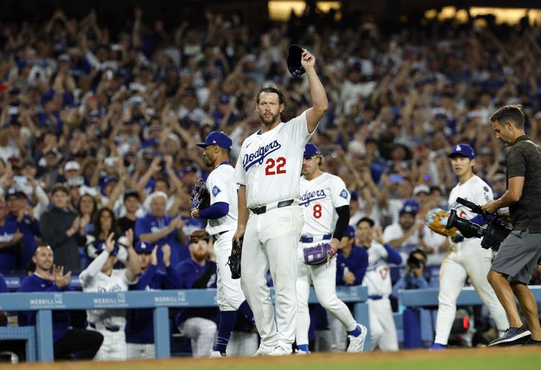 Clayton Kershaw, de los Dodgers de Los Ángeles, agradece al público tras conseguir su ponche número 3.000, el miércoles 2 de julio de 2025, en un duelo ante los Medias Blancas de Chicago (AP foto/Kevork Djansezian)