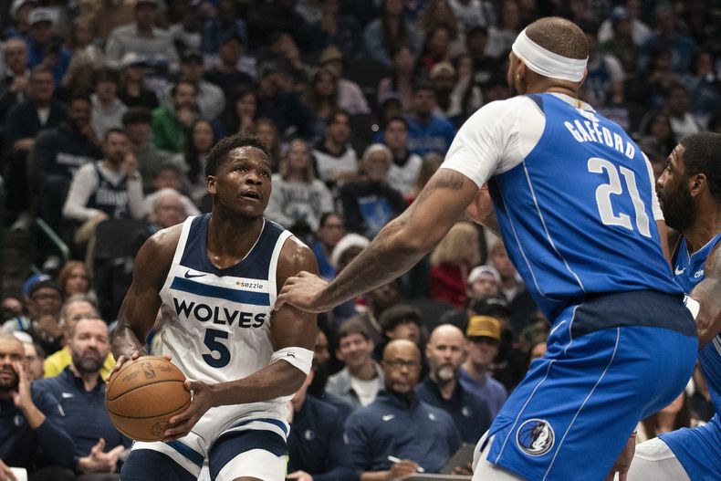 Anthony Edwards, de los Timberwolves de Minnesota, se prepara para disparar en el duelo ante los Mavericks de Dallas, el miércoles 25 de diciembre de 2024 (AP Foto/Emil T. Lippe)
