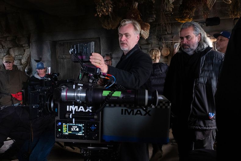 Esta imagen, difundida por Universal Pictures, muestra al director Christopher Nolan (en el centro) junto al director de fotografía Hoyte van Hoytema en el set de The Odyssey. (Melinda Sue Gordon/Universal Pictures via AP)