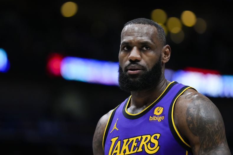 El alero de los Lakers de Los Ángeles LeBron James reacciona tras una falta en el encuentro ante los Pelicans de Nueva Orleans el domingo 31 de diciembre del 2023. (AP Foto/Gerald Herbert)