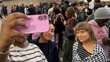La activista Greta Thunberg en la protesta frente a una escuela en Saint-Denis, en las afueras de París, el 13 de octubre del 2026. (AP foto/John Leicester)