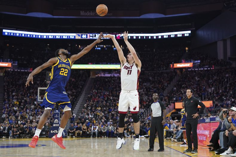 El mexicano Jaime Jáquez Jr. dispara por el Heat de Miami ante Andrew Wigins, de los Warriors de Golden State, el jueves 28 de diciembre de 2023 (AP Foto/Loren Elliott)