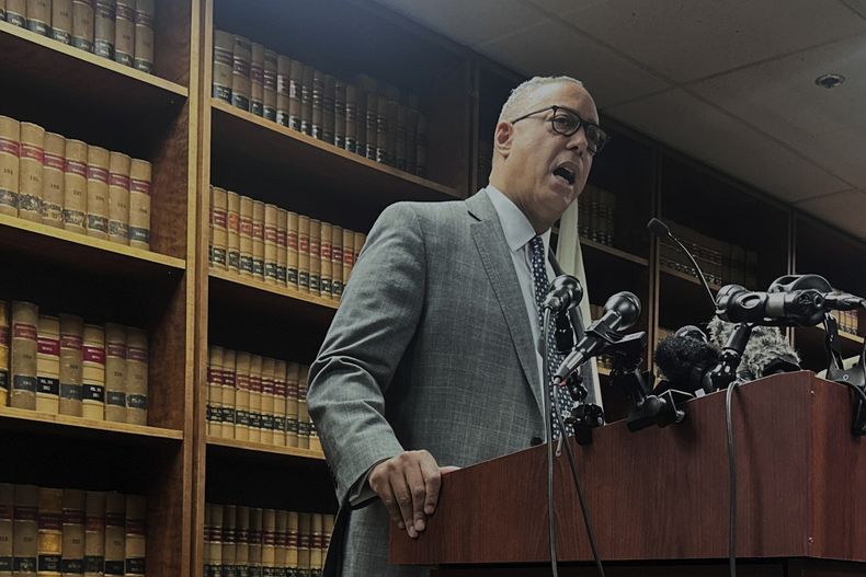 El fiscal de distrito del condado de Suffolk, Kevin Hayden, habla sobre la detención por parte del Servicio de Control de Inmigración y Aduanas de un hombre mientras era juzgado, en una conferencia de prensa el miércoles 2 de abril de 2025, en Boston. (AP Foto/Michael Casey)
