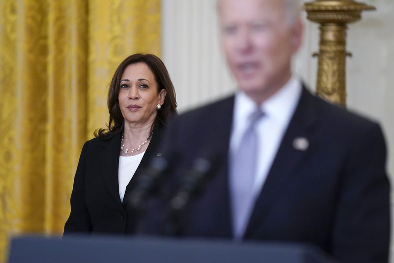 ARCHIVO – La vicepresidenta, Kamala Harris, escucha al presidente Joe Biden hablando de la distribución de las vacunas contra el COVID-19, en la Sala Este de la Casa Blanca, el 17 de mayo de 2021, en Washington. (AP Foto/Evan Vucci, Archivo)