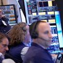 Corredores bursátiles en la sede de la Bolsa de Valores de Nueva York el 13 de abril del 2026. (AP foto/Seth Wenig)