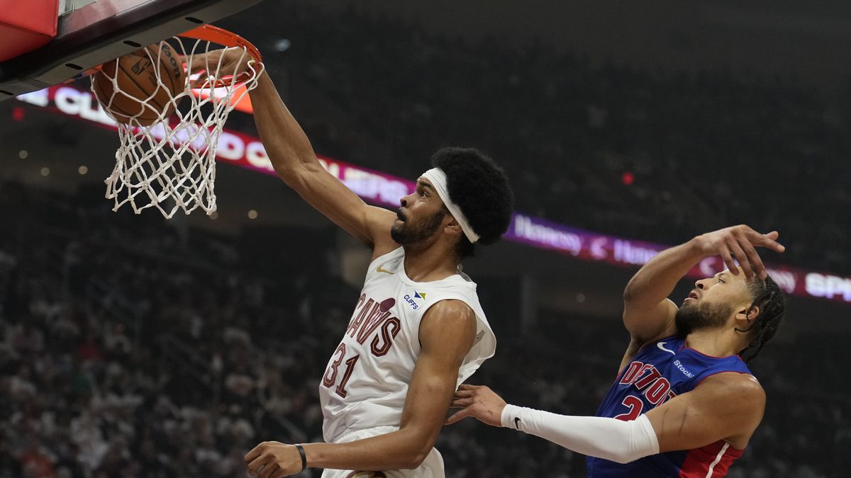 Imagen del partido entre los Cavaliers y los Pistons, donde se puede ver la intensidad del juego y la importancia de las decisiones arbitrales
