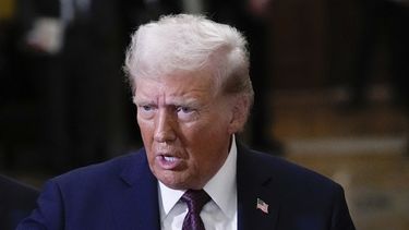 ARCHIVO - El presidente electo de Estados Unidos, Donald Trump, habla con los reporteros luego de una reunión con los líderes republicanos en el Capitolio, el miércoles 8 de enero de 2025, en Washington. (AP Foto/Steve Helber, Archivo)