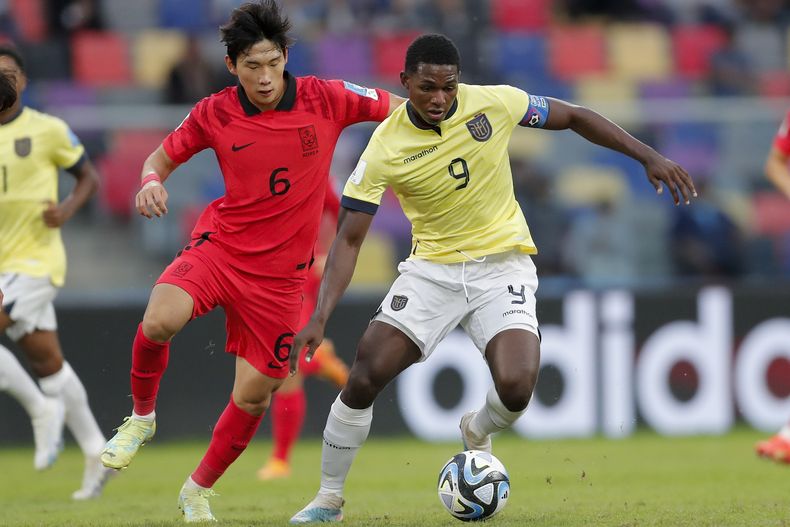 Park Hyun-bin de Corea del Sur, a la izquierda, persigue a Justin Cuero de Ecuador durante los octavos de final del Mundial Sub20 en el estadio Madre de Ciudades de Santiago del Estero, Argentina, jueves 1 junio, 2023. (AP Foto/Nicolás Aguilera)