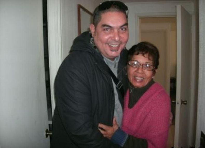 Urbano González junto a su madre, en Chile.