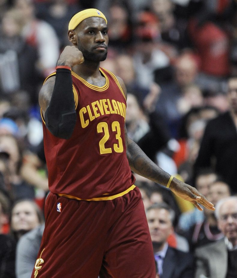 LeBron James, de los Cavaliers de Cleveland, festeja luego de hacer un enceste en el alargue del partido del viernes 31 de octubre de 2014 frente a los Bulls de Chicago (AP foto/Paul Beaty)