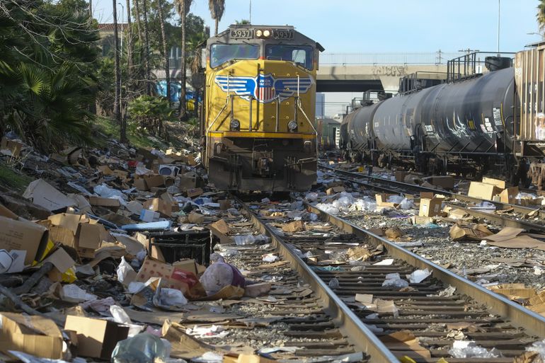 Ladrones roban contenedores de carga de trenes en LA