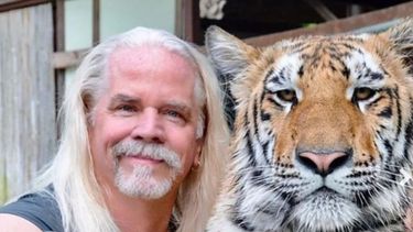 protagonista de la serie tiger king en netflix acusado de trafico y maltrato animal