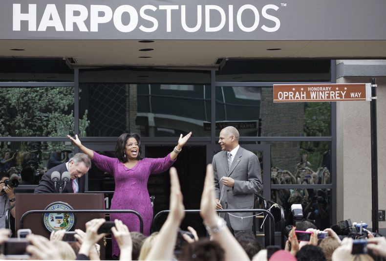 Oprah Winfrey saluda al p&uacute;blico frente a los Harpo Studios, de su propiedad, en una foto del 11 de mayo del 2011 en Chicago durante una ceremonia con el alcalde Richard M. Daley ( izquierda), y Bobby Ware, comisionado de Transporte de Chicago. Winf