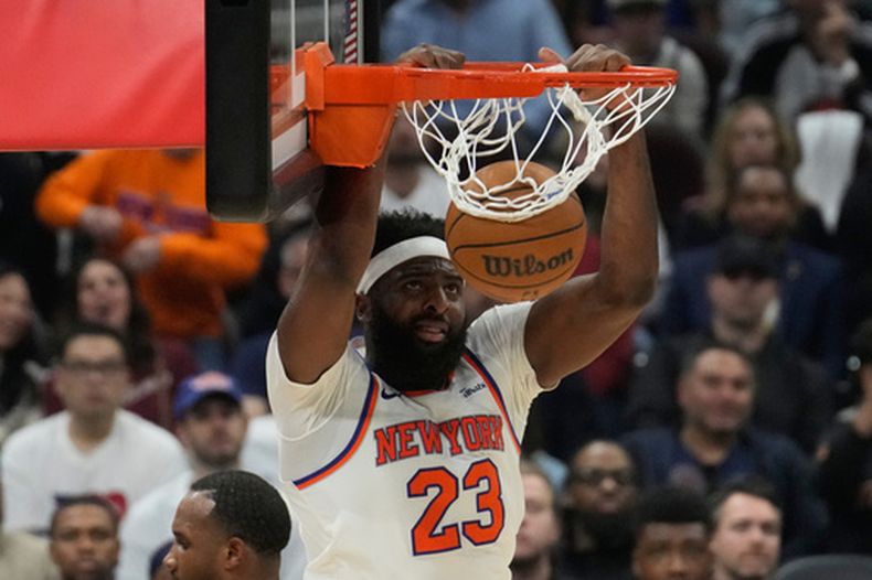 Mitchell Robinson, pívot de los Knicks de Nueva York, realiza una clavada en el cuarto partido de la final de la Conferencia Este ante los Cavaliers de Cleveland, el lunes 25 de mayo de 2026 (AP Foto/Sue Ogrocki)