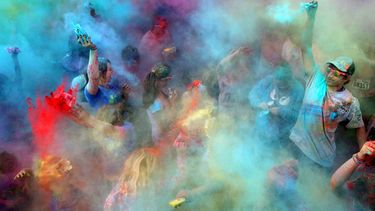 americateve | Los corredores se ti&ntilde;en de colores al t&eacute;rmino de la tradicional carrera Color Me en Eugene, Oreg&oacute;n, el 12 de abril del 2014. La ciudad es una de las tres que se postula para organizar el mundial de atletismo en el 2019 junto con Doha