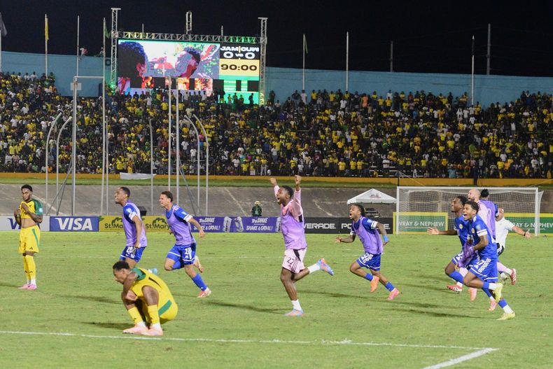 Los jugadores de Curazao celebran la clasificación para la Copa del Mundo de fútbol FIFA 2026 después de un juego contra Jamaica en Kingston, Jamaica, el martes 18 de noviembre de 2025. (AP Photo/Collin Reid)