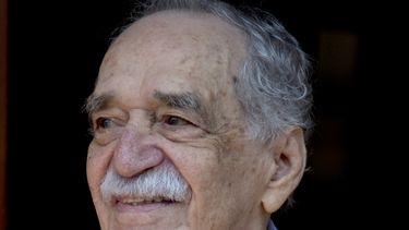 americateve | Gabriel Garc&iacute;a M&aacute;rquez saluda a admiradores y periodistas fuera de su casa el d&iacute;a de su cumplea&ntilde;os 87 en una fotograf&iacute;a del 6 de marzo de 2014. Premio Nobel colombiano falleci&oacute; en Ciudad de M&eacute;xico, el jueve
