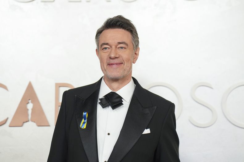 Peter Straughan llega a los Oscar el domingo 2 de marzo de 2025 en el Teatro Dolby de Los Ángeles. (Foto AP /Jae C. Hong)