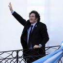 El presidente argentino Javier Milei saluda durante una ceremonia para celebrar el 214 aniversario de la Revolución de Mayo, el comienzo de la independencia del país de España, en Córdoba, Argentina, el sábado 25 de mayo de 2024. Fiscal argentino abre primera investigación por corrupción en un ministerio de Milei el 5 de junio de 2024. (AP Foto/Nicolás Aguilera)