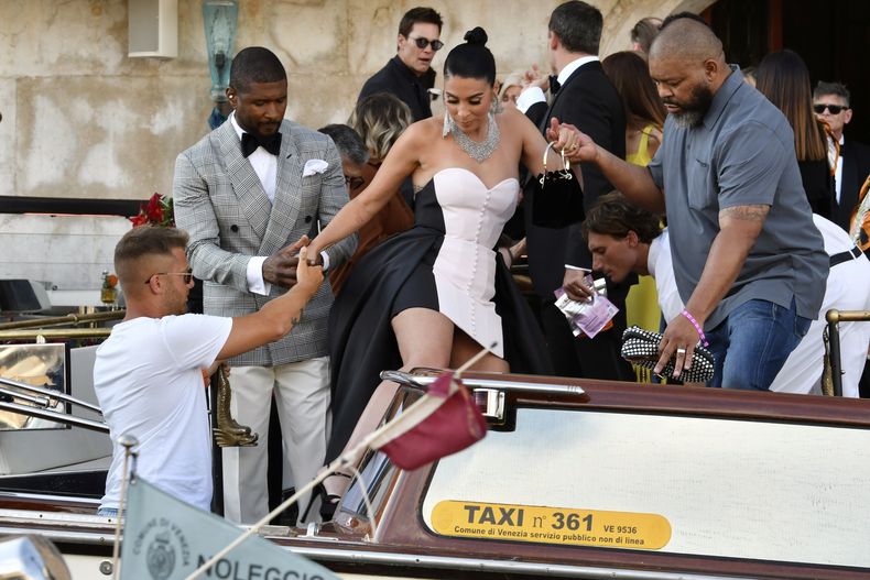 Usher, izquierda, y su esposa Jennifer Goicoechea salen de un hotel previo a la boda de Jeff Bezos y Lauren Sanchez, en Venecia, Italia, el viernes 27 de junio de 2025. (Foto AP/Luigi Costantini)