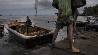 Pescan en medio de manchas de petróleo en el Lago Maracaibo