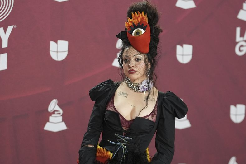 Mon Laferte llega a la 25a entrega del Latin Grammy el jueves 14 de noviembre de 2024, en Miami. (Foto AP/Rebecca Blackwell)