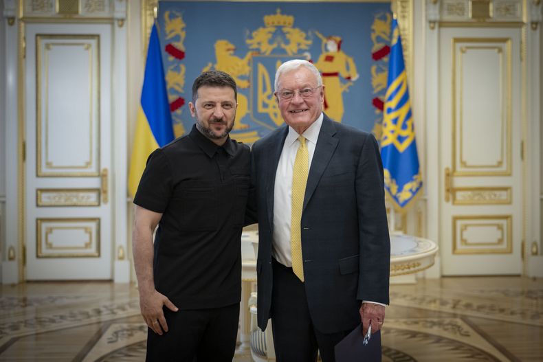 En esta fotografía proporcionada por la Oficina de Prensa Presidencial de Ucrania, el presidente ucraniano Volodymyr Zelenskyy, izquierda, y el enviado especial de Estados Unidos para Ucrania y Rusia, Joseph Keith Kellogg, posan para una foto en Kiev, Ucrania, el lunes 14 de julio de 2025. (Oficina de Prensa Presidencial de Ucrania vía AP)