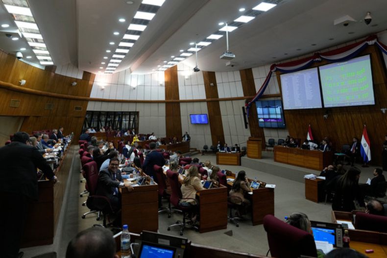 Los diputados votan unánimemente a favor de un acuerdo comercial entre la Unión Europea y Mercosur en Asunción, Paraguay, el martes 17 de marzo de 2026. (Foto AP/Jorge Sáenz)