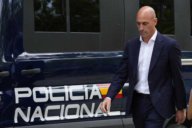 El expresidente de la Federación Española de fútbol, Luis Rubiales, tras rendir testimonio ante la Audiencia Nacional, el viernes 15 de septiembre de 2023, en Madrid. (AP Foto/Manu Fernández)