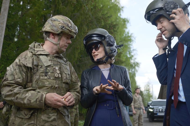 La primera ministra estonia Kaja Kallas, centro, habla con el brigadier Giles Harris, comandante de las fuerzas británicas en Estonia, izquierda, y con Ross Allen, embajador británico en Estonia, en un sitio no revelado de Estonia, el miércoles 15 de mayo de 2024. (AP Foto/Hendrik Osula)